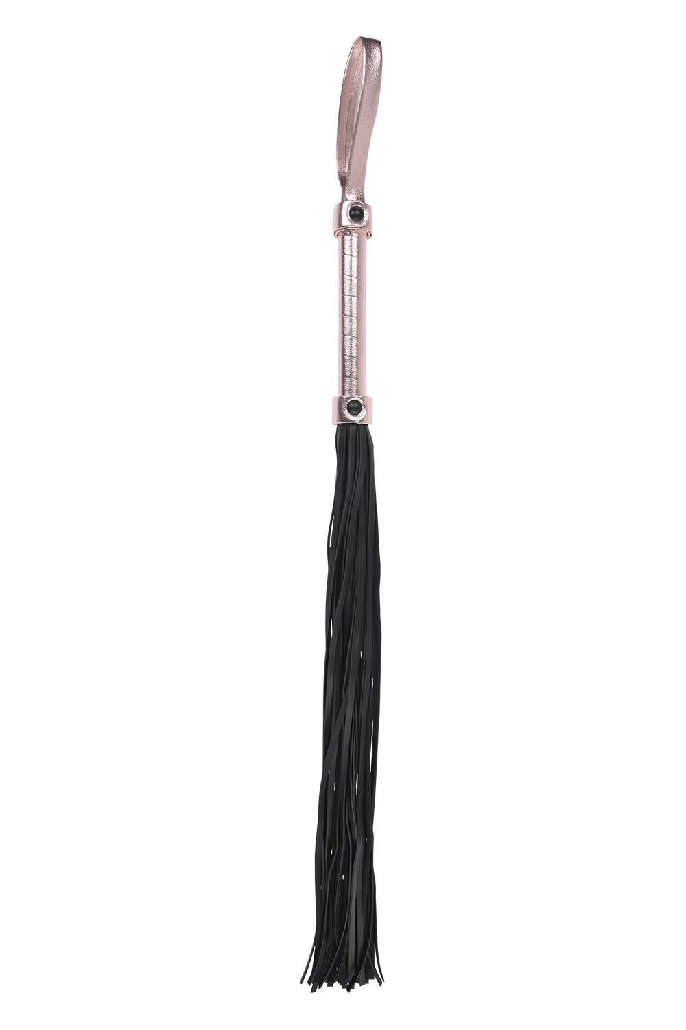 BRAT FLOGGER – Afbeelding 2 17″ / 43 cm faux leather fallWrist loop for a quick grip or easy displayMaterials: 80% Polyurethane