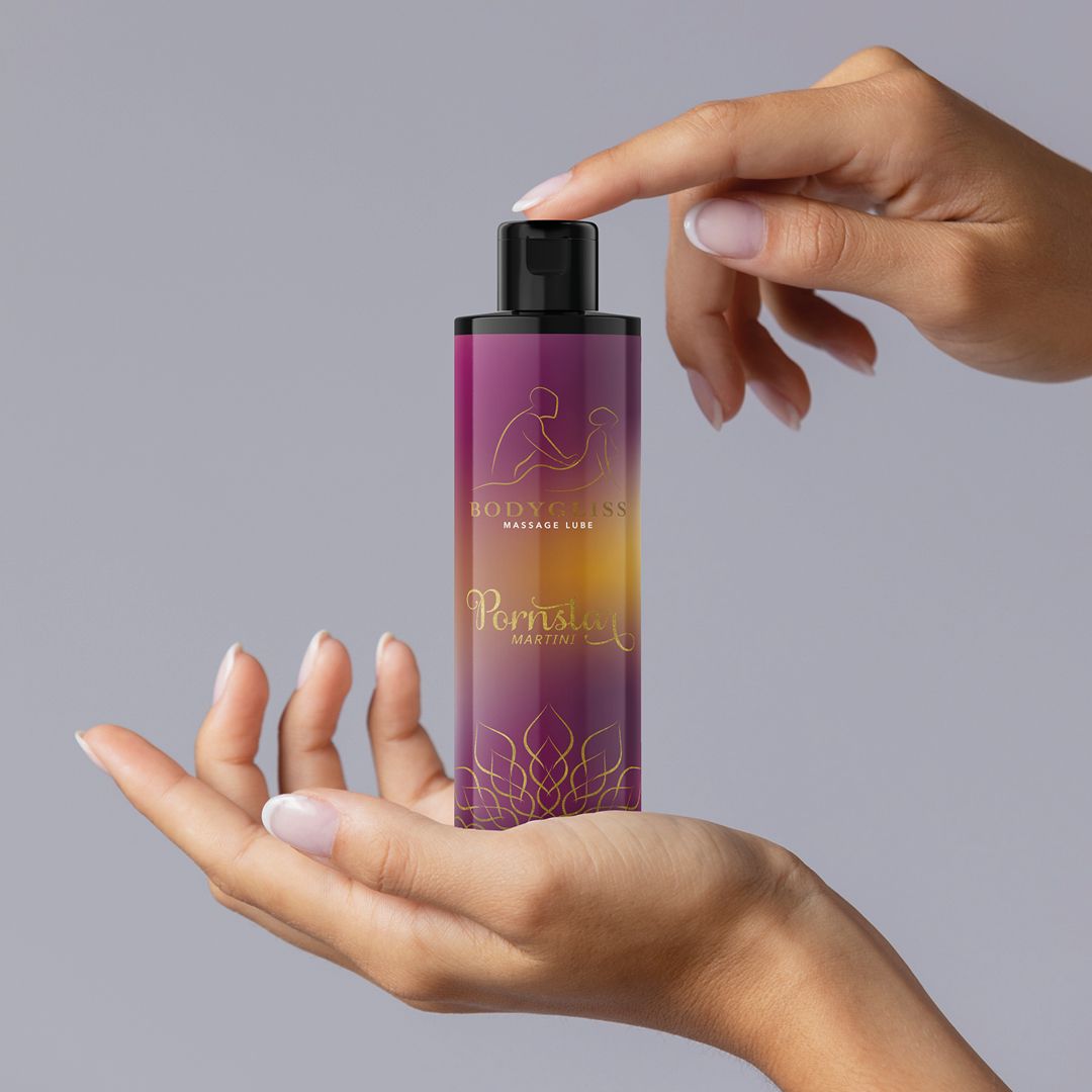 BODYGLISS MASSAGE OLIE EN GLIJMIDDEL IN 1 PORNSTAR MARTINI – Afbeelding 8 pure variant dimethicone silicone olie in een hoog percentage wat een perfect glijdend vermogen geeft. De intense verschillende geuren geven de oliën ieder hun eigen unieke karakter en zorgen voor een ontspannend of opwekkend gevoel. De olie is veilig voor latex condooms. Gebruik de olie niet combinatie met siliconen toys.
